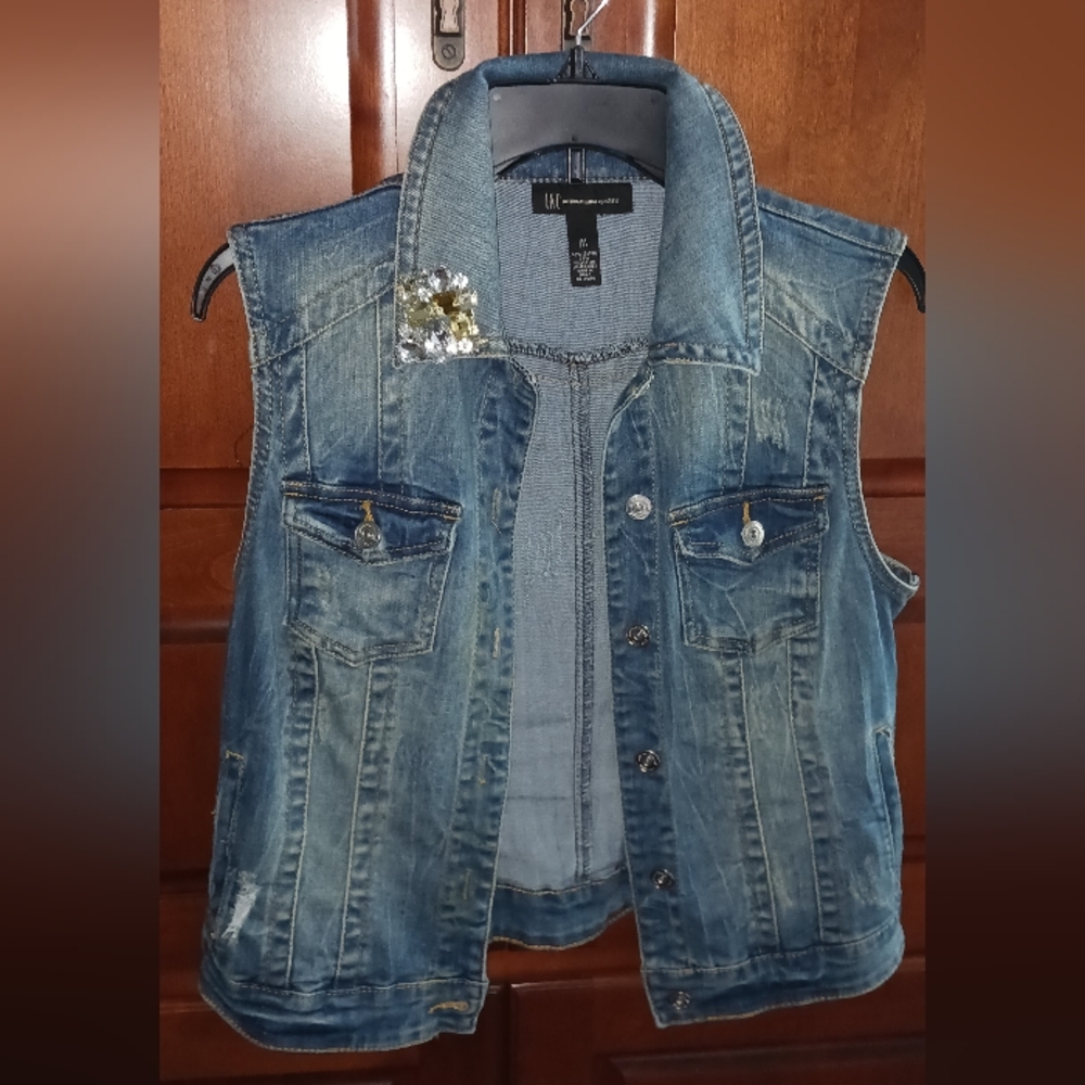 Inc vest size medium.
